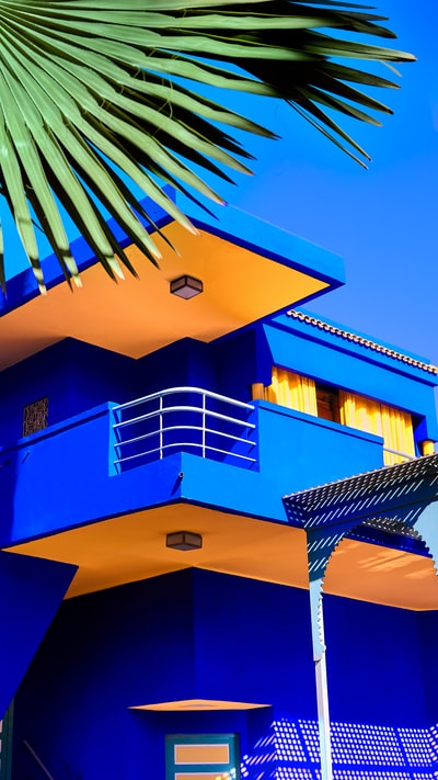 蓝橙色建筑